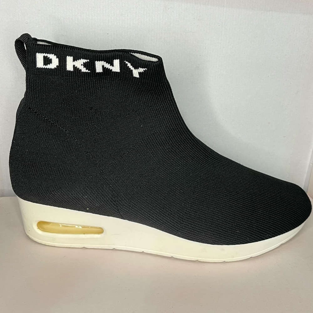 DKNY women slip on Wedge Sneakers 10M